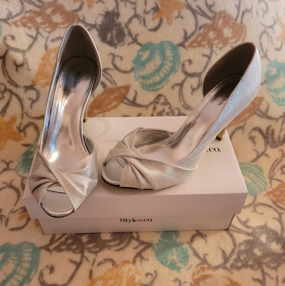 Style & Co. 8.5M Iridescent Silver Formal Heels